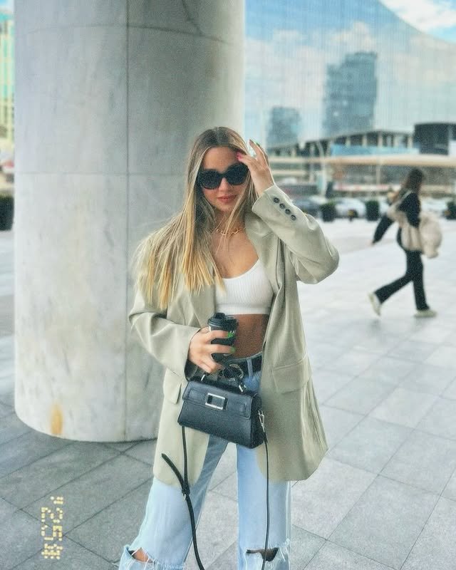 نیلوفر شرکت کننده زن روز